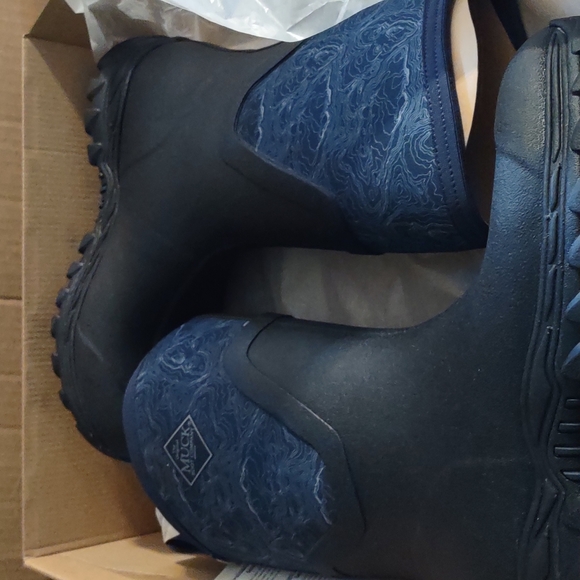 New in box muck boots women's arctic sport 2 mid black / navy topography… - Picture 2 of 3